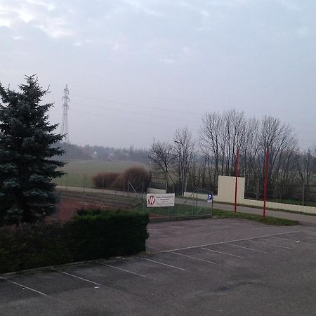 Pension Tennisweber Schwechat Exteriör bild