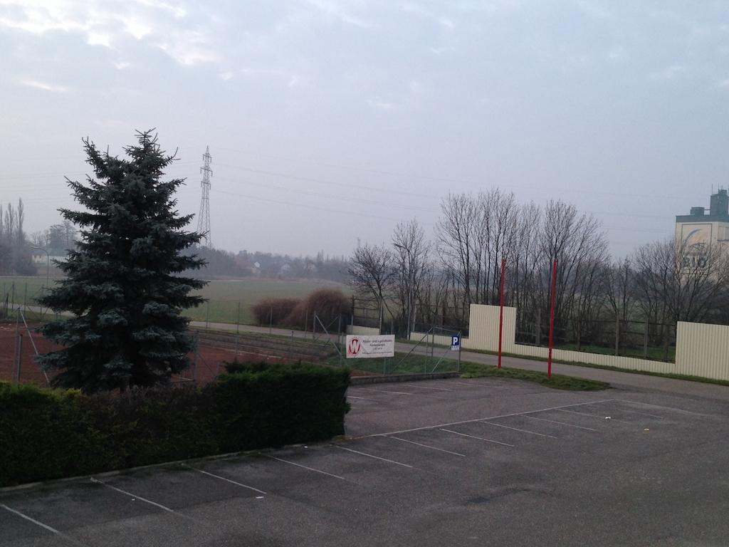Pension Tennisweber Schwechat Exteriör bild