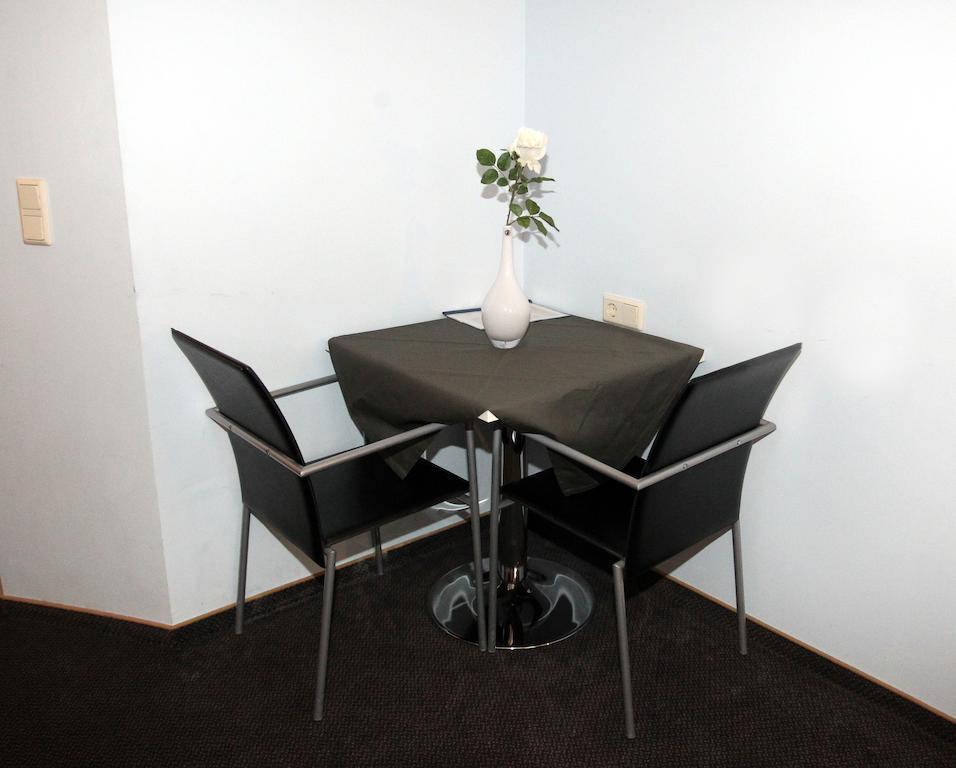 Pension Tennisweber Schwechat Rum bild