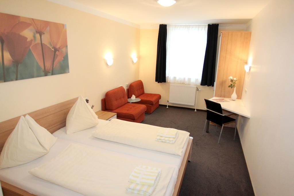 Pension Tennisweber Schwechat Rum bild