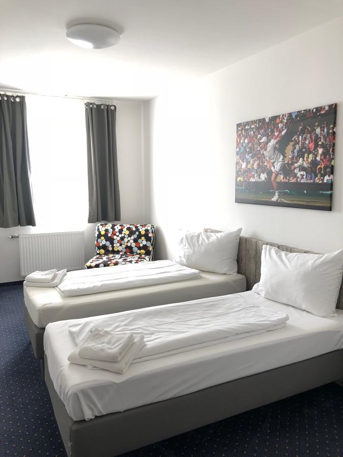 Pension Tennisweber Schwechat Exteriör bild