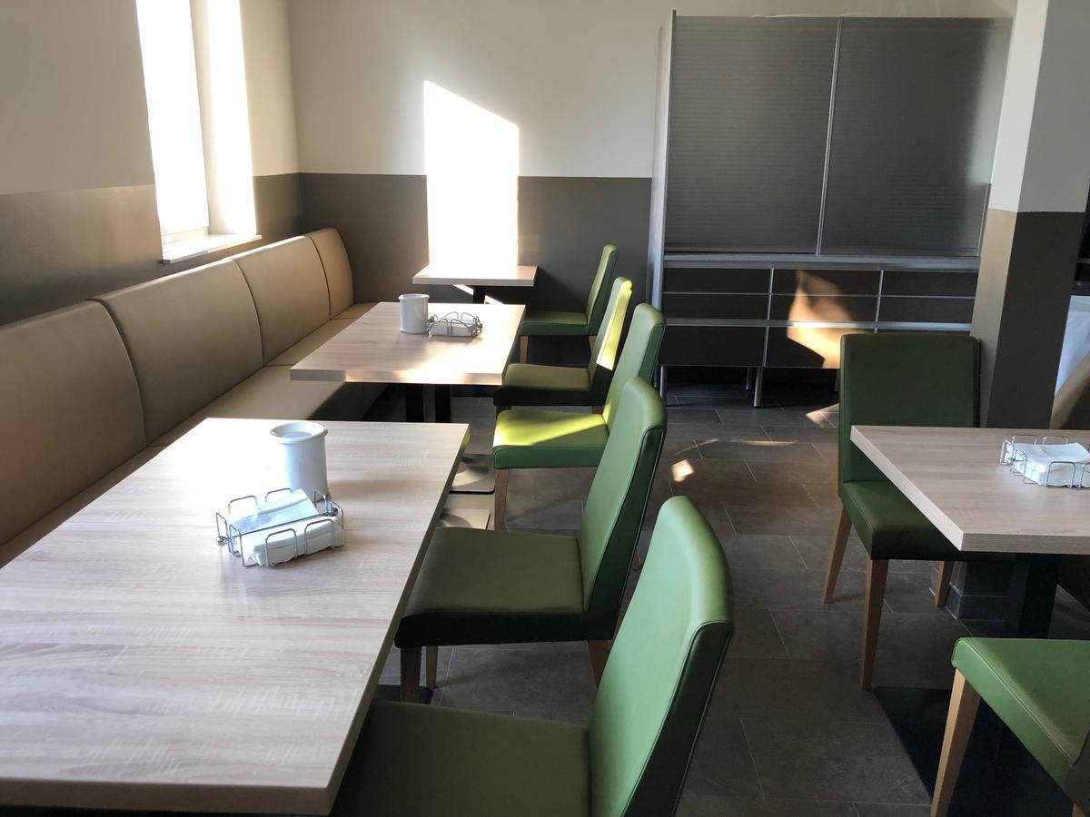 Pension Tennisweber Schwechat Exteriör bild