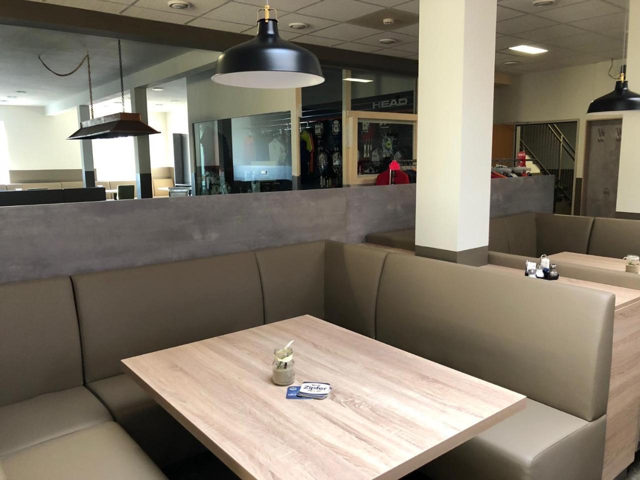 Pension Tennisweber Schwechat Exteriör bild