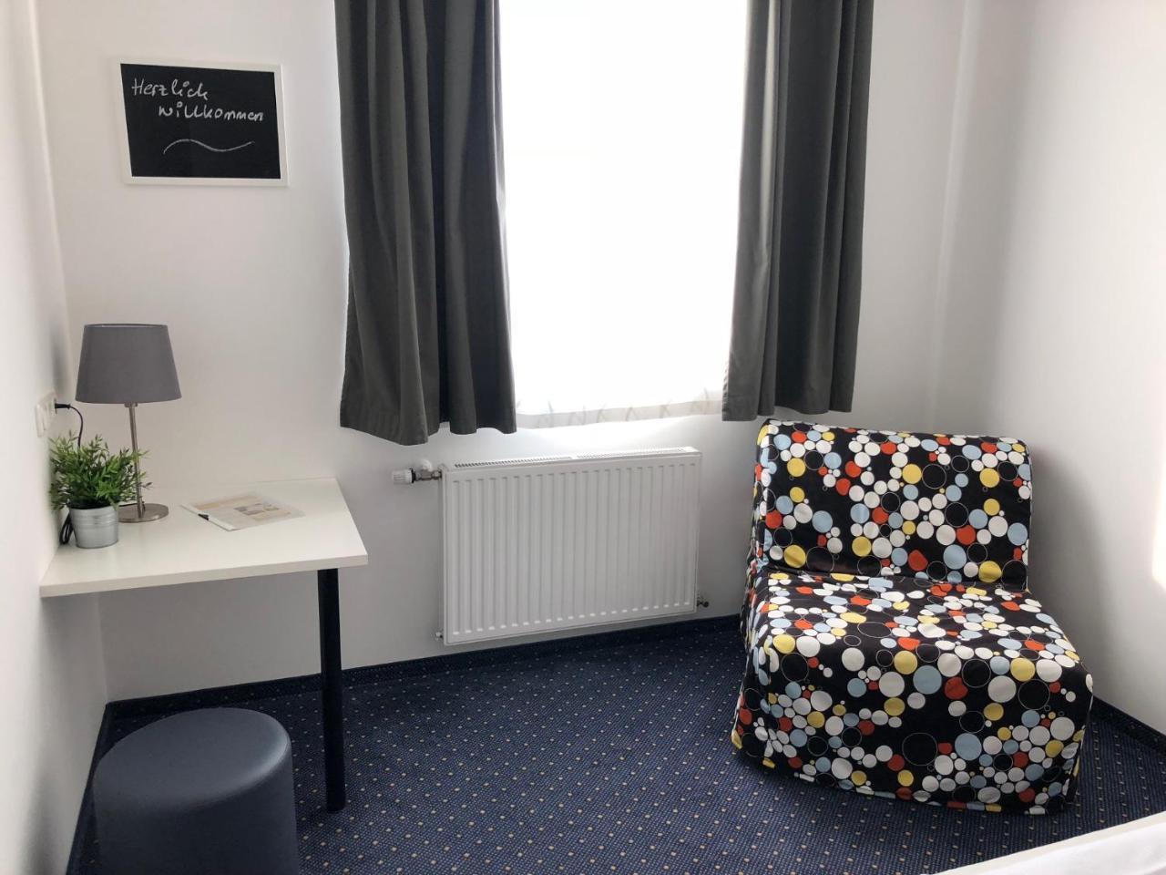 Pension Tennisweber Schwechat Exteriör bild