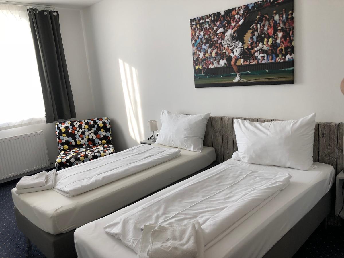 Pension Tennisweber Schwechat Exteriör bild